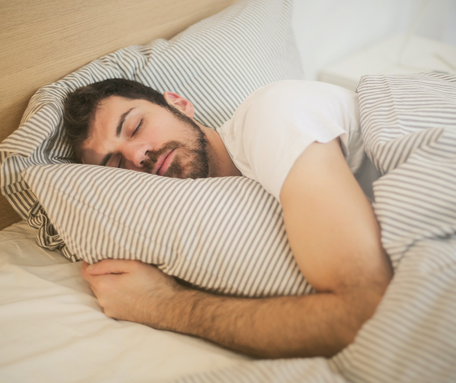 bgf München Gesundheits-Paket gesunder Schlaf, das Bild zeigt einen Mann, der tief und fest schläft