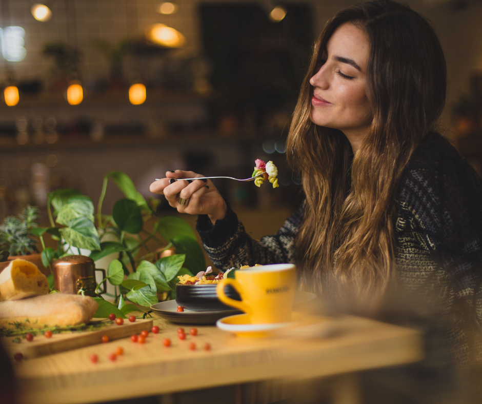 bgf München Gesundheits-Paket herausfordernde Zeiten, das Bild zeigt eine Damen, die zufrieden und entspannt ein gesundes Essen isst